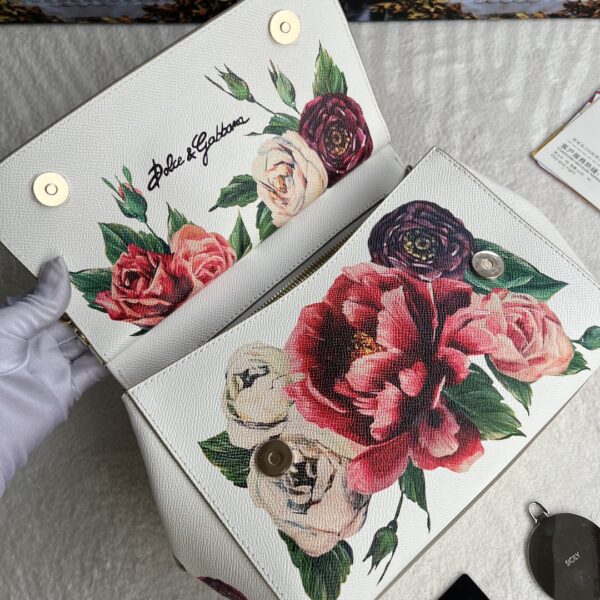 Dolce & Gabban Leather Print. Can be carried by strap or as a bag. Every time it is presented, there are always endless surprises of luxury.-25cm