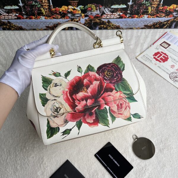 Dolce & Gabban Leather Print. Can be carried by strap or as a bag. Every time it is presented, there are always endless surprises of luxury.-25cm
