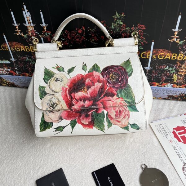 Dolce & Gabban Leather Print. Can be carried by strap or as a bag. Every time it is presented, there are always endless surprises of luxury.-25cm