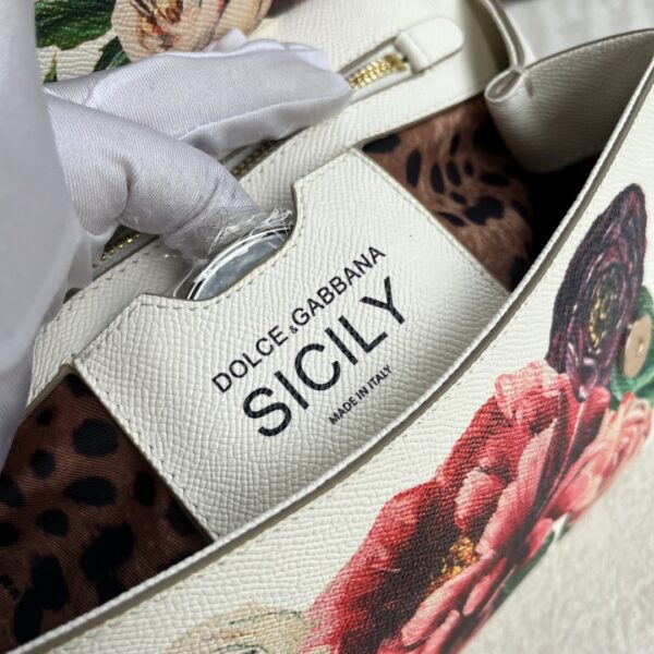 Dolce & Gabban Leather Print. Can be carried by strap or as a bag. Every time it is presented, there are always endless surprises of luxury.-25cm