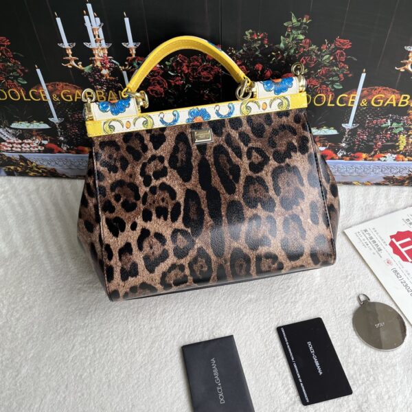 Dolce & Gabban Leather Print. Can be carried by strap or as a bag. Every time it is presented, there are always endless surprises of luxury.-25cm
