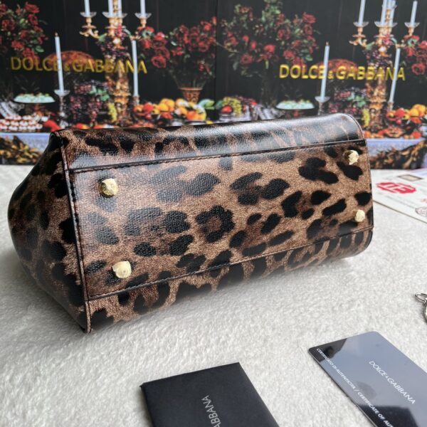 Dolce & Gabban Leather Print. Can be carried by strap or as a bag. Every time it is presented, there are always endless surprises of luxury.-25cm
