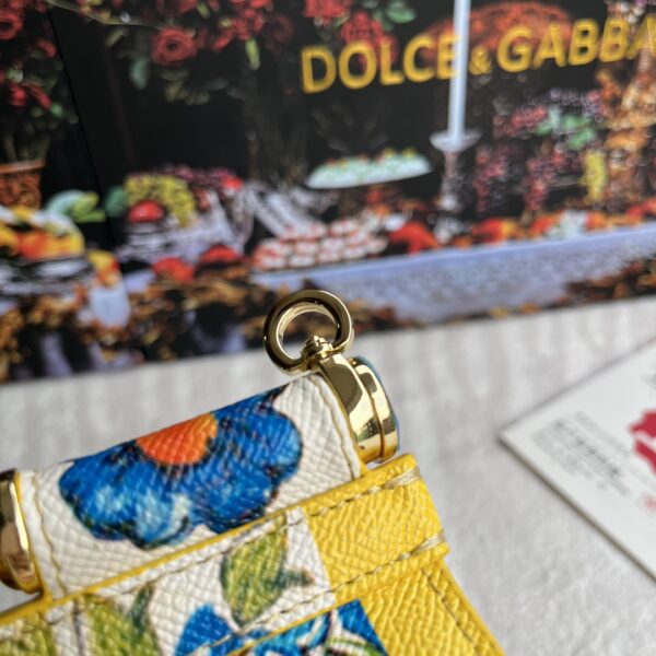 Dolce & Gabban Leather Print. Can be carried by strap or as a bag. Every time it is presented, there are always endless surprises of luxury.-25cm