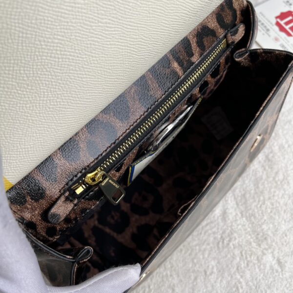 Dolce & Gabban Leather Print. Can be carried by strap or as a bag. Every time it is presented, there are always endless surprises of luxury.-25cm