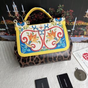 Dolce & Gabban Leather Print. Can be carried by strap or as a bag. Every time it is presented, there are always endless surprises of luxury.-25cm