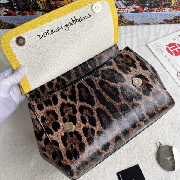 Dolce & Gabban Leather Print. Can be carried by strap or as a bag. Every time it is presented, there are always endless surprises of luxury.-25cm