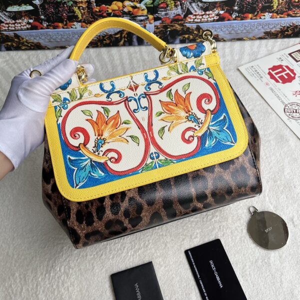 Dolce & Gabban Leather Print. Can be carried by strap or as a bag. Every time it is presented, there are always endless surprises of luxury.-25cm