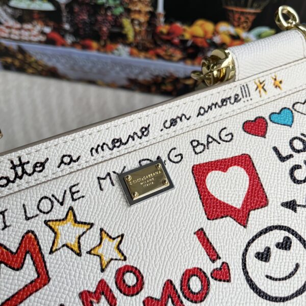Dolce & Gabban Leather Print. Can be carried by strap or as a bag. Every time it is presented, there are always endless surprises of luxury.-25cm