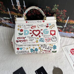 Dolce & Gabban Leather Print. Can be carried by strap or as a bag. Every time it is presented, there are always endless surprises of luxury.-25cm