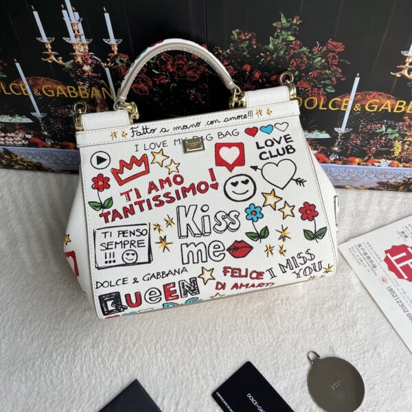 Dolce & Gabban Leather Print. Can be carried by strap or as a bag. Every time it is presented, there are always endless surprises of luxury.-25cm