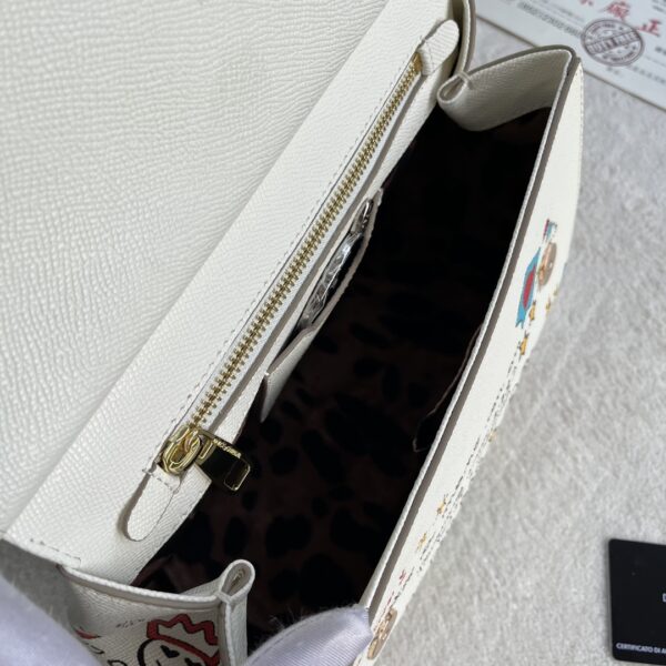 Dolce & Gabban Leather Print. Can be carried by strap or as a bag. Every time it is presented, there are always endless surprises of luxury.-25cm