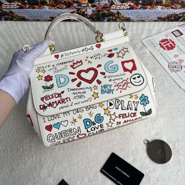 Dolce & Gabban Leather Print. Can be carried by strap or as a bag. Every time it is presented, there are always endless surprises of luxury.-25cm