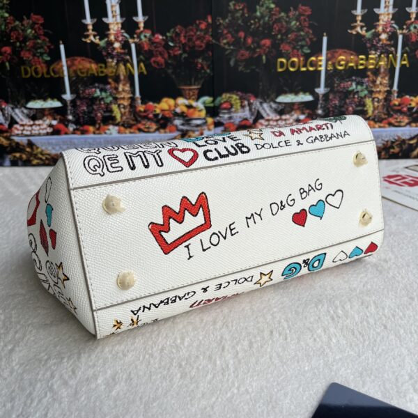 Dolce & Gabban Leather Print. Can be carried by strap or as a bag. Every time it is presented, there are always endless surprises of luxury.-25cm