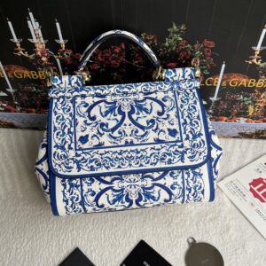 Dolce & Gabban Leather Print. Can be carried by strap or as a bag. Every time it is presented, there are always endless surprises of luxury.-25cm