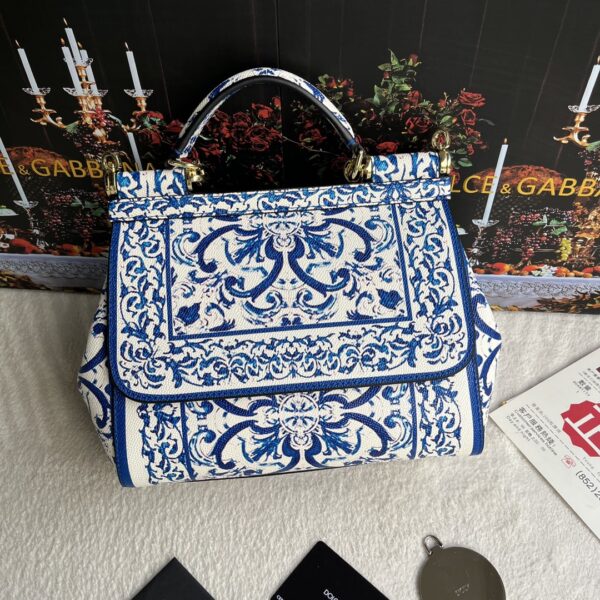 Dolce & Gabban Leather Print. Can be carried by strap or as a bag. Every time it is presented, there are always endless surprises of luxury.-25cm
