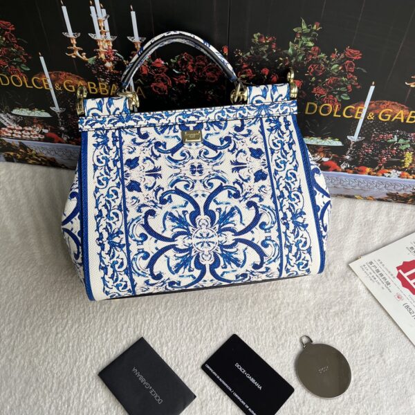 Dolce & Gabban Leather Print. Can be carried by strap or as a bag. Every time it is presented, there are always endless surprises of luxury.-25cm