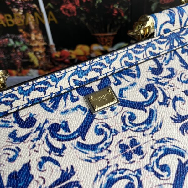 Dolce & Gabban Leather Print. Can be carried by strap or as a bag. Every time it is presented, there are always endless surprises of luxury.-25cm
