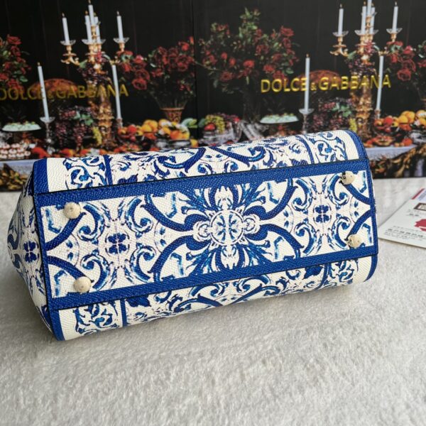 Dolce & Gabban Leather Print. Can be carried by strap or as a bag. Every time it is presented, there are always endless surprises of luxury.-25cm