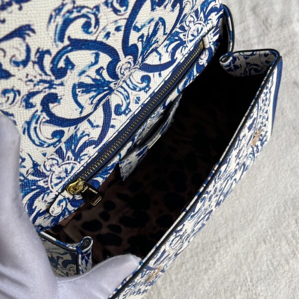 Dolce & Gabban Leather Print. Can be carried by strap or as a bag. Every time it is presented, there are always endless surprises of luxury.-25cm