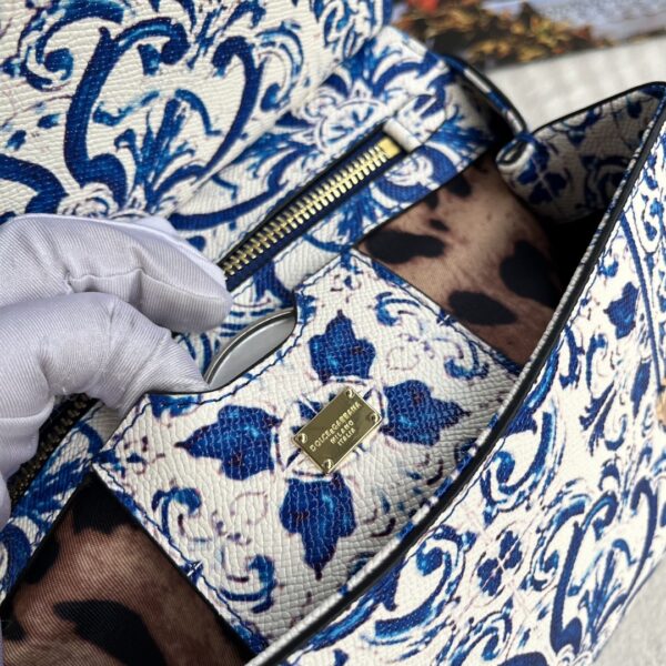 Dolce & Gabban Leather Print. Can be carried by strap or as a bag. Every time it is presented, there are always endless surprises of luxury.-25cm