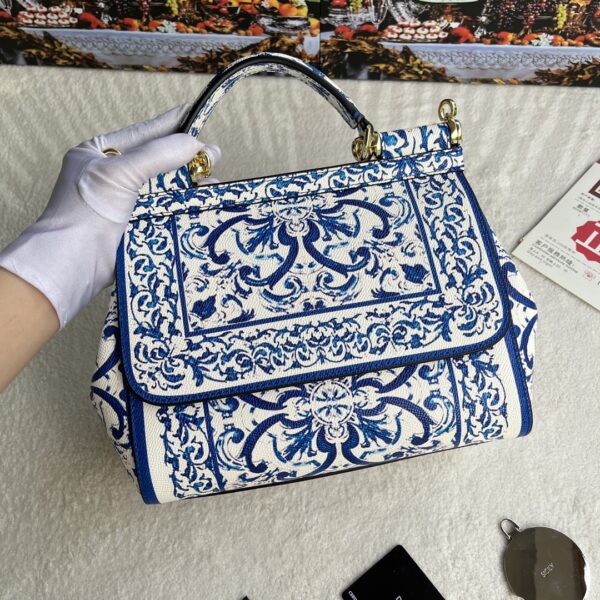 Dolce & Gabban Leather Print. Can be carried by strap or as a bag. Every time it is presented, there are always endless surprises of luxury.-25cm