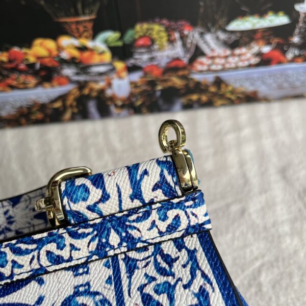 Dolce & Gabban Leather Print. Can be carried by strap or as a bag. Every time it is presented, there are always endless surprises of luxury.-25cm