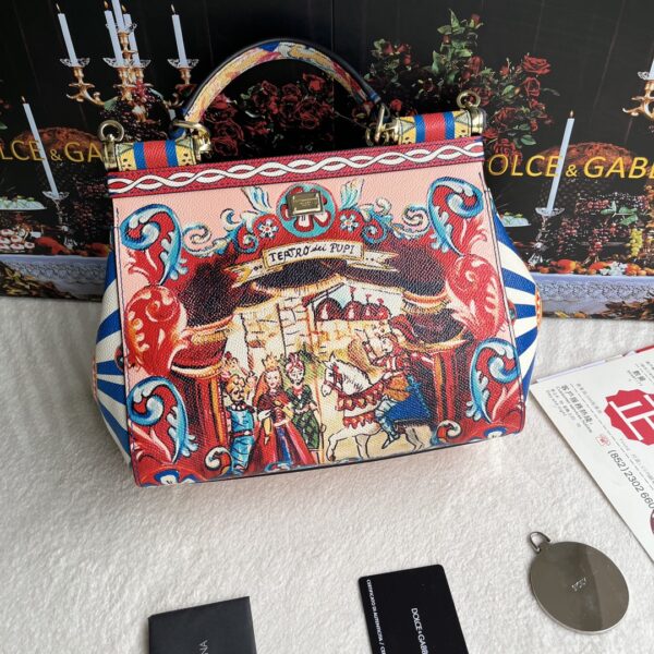 Dolce & Gabban Leather Print. Can be carried by strap or as a bag. Every time it is presented, there are always endless surprises of luxury.-25cm