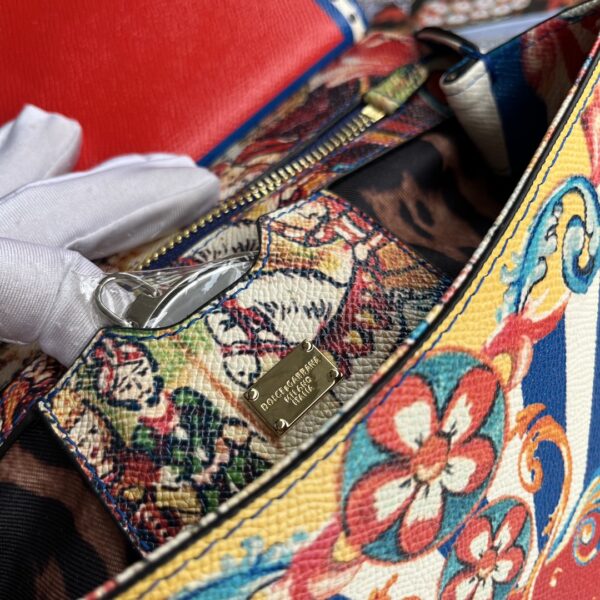 Dolce & Gabban Leather Print. Can be carried by strap or as a bag. Every time it is presented, there are always endless surprises of luxury.-25cm