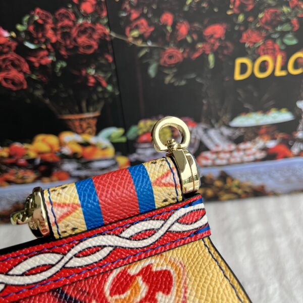 Dolce & Gabban Leather Print. Can be carried by strap or as a bag. Every time it is presented, there are always endless surprises of luxury.-25cm