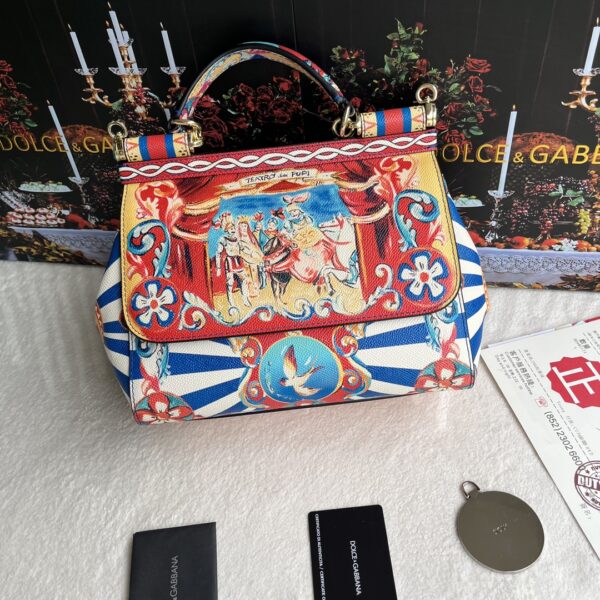 Dolce & Gabban Leather Print. Can be carried by strap or as a bag. Every time it is presented, there are always endless surprises of luxury.-25cm