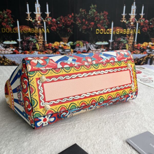 Dolce & Gabban Leather Print. Can be carried by strap or as a bag. Every time it is presented, there are always endless surprises of luxury.-25cm