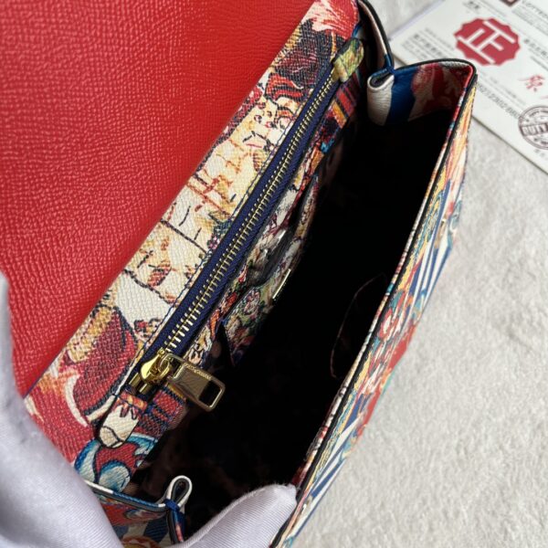 Dolce & Gabban Leather Print. Can be carried by strap or as a bag. Every time it is presented, there are always endless surprises of luxury.-25cm