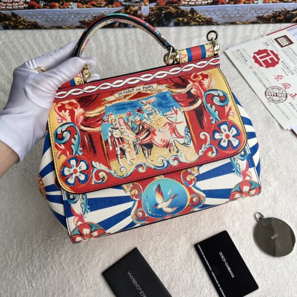 Dolce & Gabban Leather Print. Can be carried by strap or as a bag. Every time it is presented, there are always endless surprises of luxury.-25cm