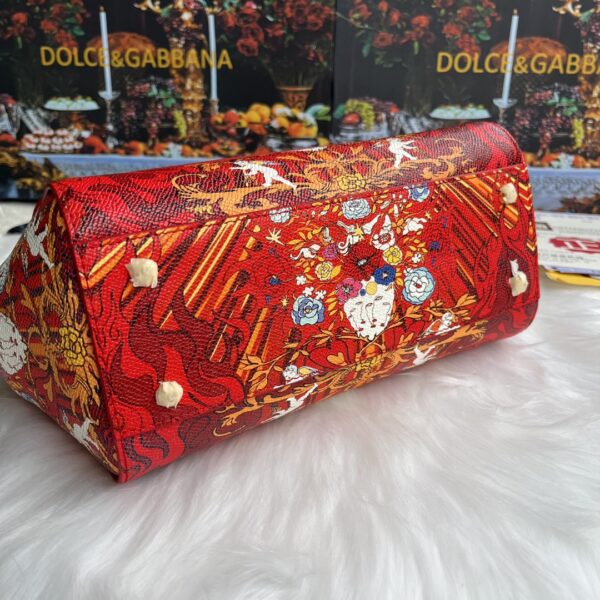 Dolce & Gabban Leather Print. Can be carried by strap or as a bag. Every time it is presented, there are always endless surprises of luxury.-25cm