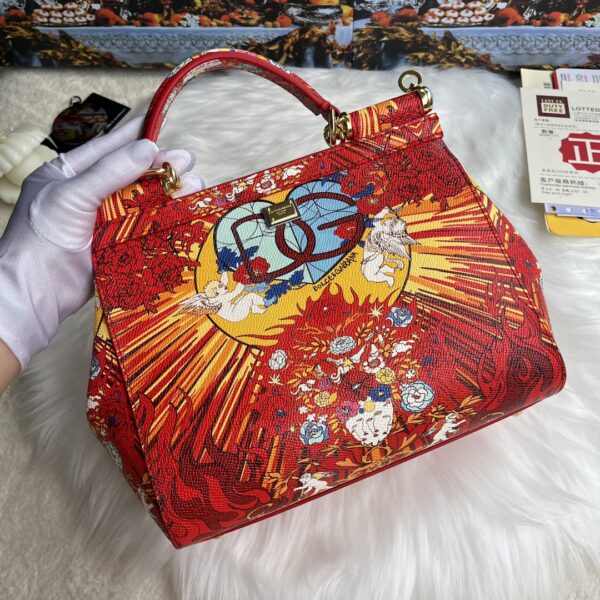 Dolce & Gabban Leather Print. Can be carried by strap or as a bag. Every time it is presented, there are always endless surprises of luxury.-25cm