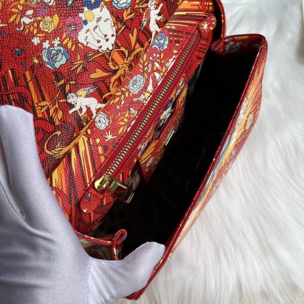 Dolce & Gabban Leather Print. Can be carried by strap or as a bag. Every time it is presented, there are always endless surprises of luxury.-25cm