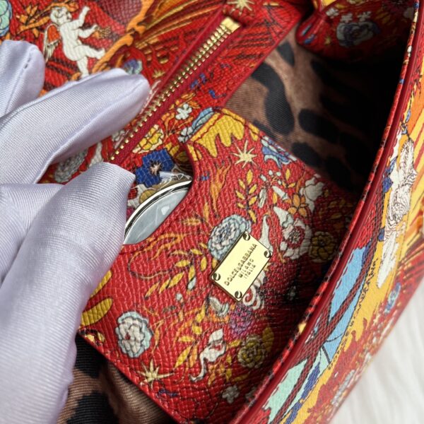 Dolce & Gabban Leather Print. Can be carried by strap or as a bag. Every time it is presented, there are always endless surprises of luxury.-25cm