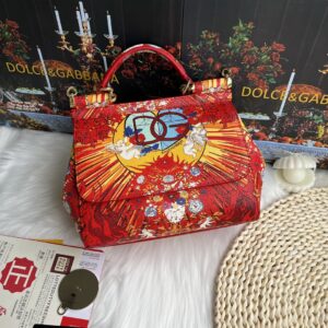 Dolce & Gabban Leather Print. Can be carried by strap or as a bag. Every time it is presented, there are always endless surprises of luxury.-25cm