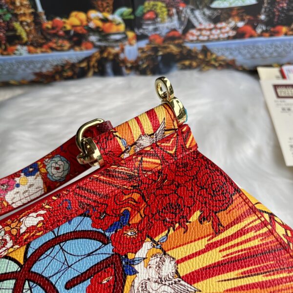 Dolce & Gabban Leather Print. Can be carried by strap or as a bag. Every time it is presented, there are always endless surprises of luxury.-25cm