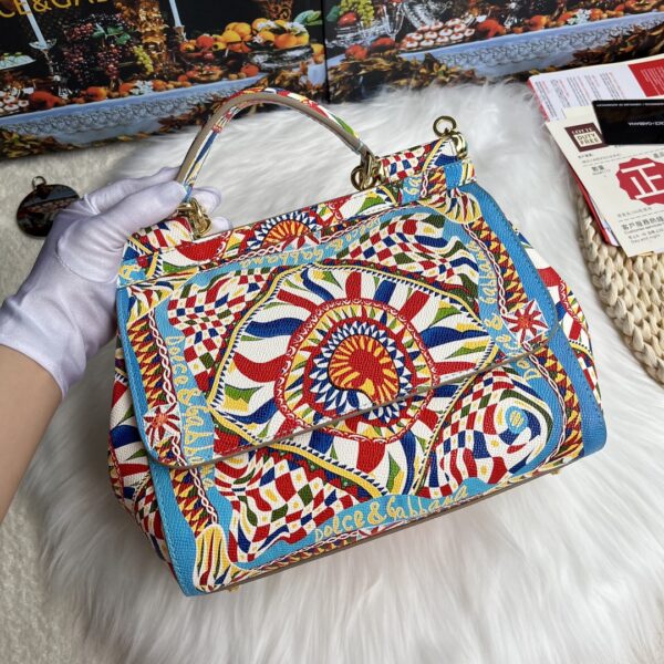 Dolce & Gabban Leather Print. Can be carried by strap or as a bag. Every time it is presented, there are always endless surprises of luxury.-25cm