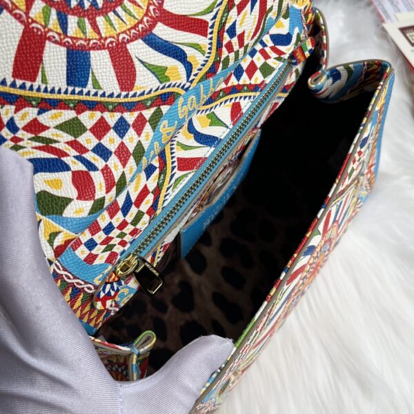 Dolce & Gabban Leather Print. Can be carried by strap or as a bag. Every time it is presented, there are always endless surprises of luxury.-25cm