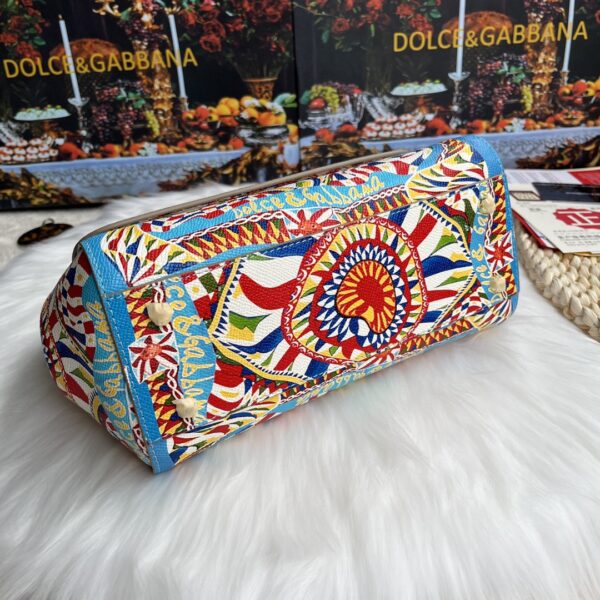 Dolce & Gabban Leather Print. Can be carried by strap or as a bag. Every time it is presented, there are always endless surprises of luxury.-25cm