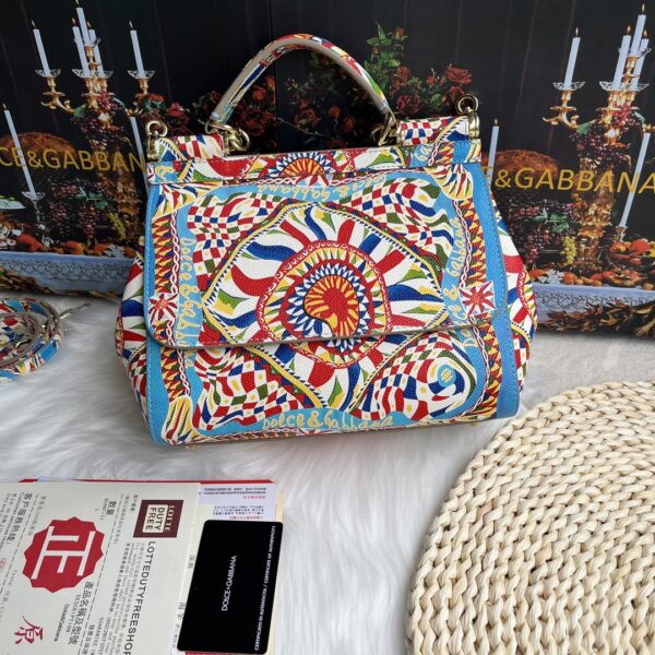 Dolce & Gabban Leather Print. Can be carried by strap or as a bag. Every time it is presented, there are always endless surprises of luxury.-25cm