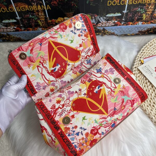 Dolce & Gabban Leather Print. Can be carried by strap or as a bag. Every time it is presented, there are always endless surprises of luxury.-25cm