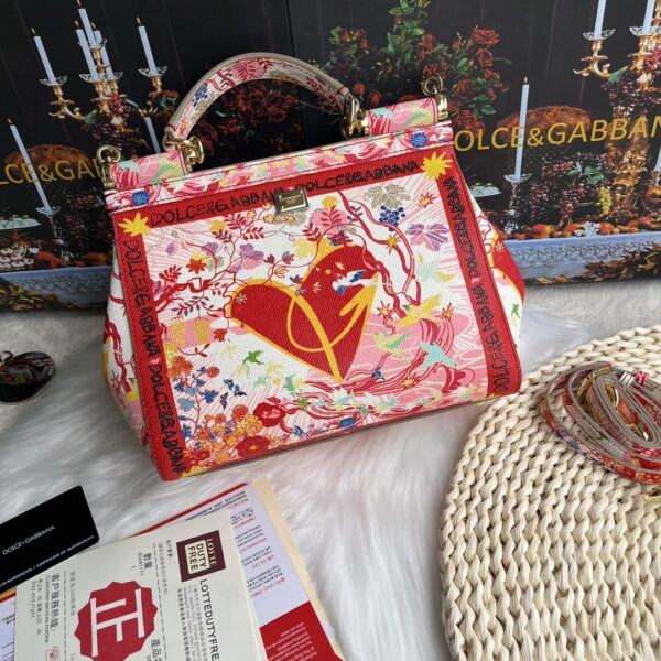 Dolce & Gabban Leather Print. Can be carried by strap or as a bag. Every time it is presented, there are always endless surprises of luxury.-25cm