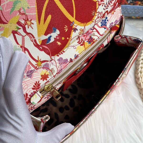 Dolce & Gabban Leather Print. Can be carried by strap or as a bag. Every time it is presented, there are always endless surprises of luxury.-25cm