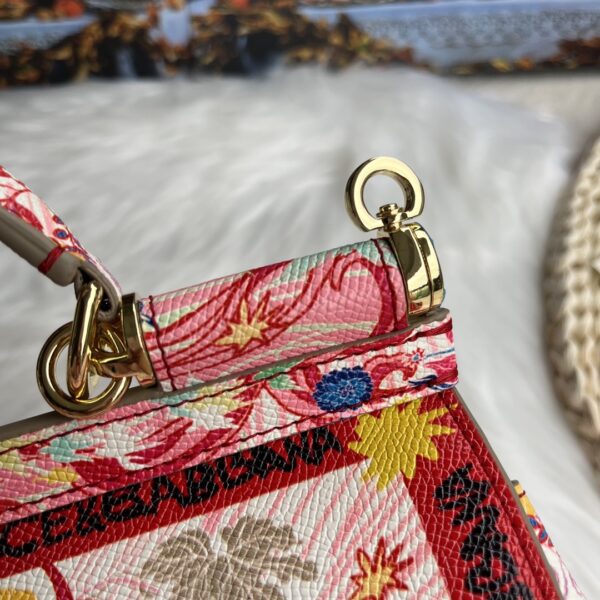 Dolce & Gabban Leather Print. Can be carried by strap or as a bag. Every time it is presented, there are always endless surprises of luxury.-25cm