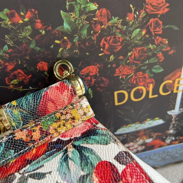 Dolce & Gabban Leather Print. Can be carried by strap or as a bag. Every time it is presented, there are always endless surprises of luxury.-25cm
