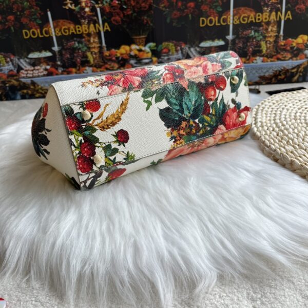 Dolce & Gabban Leather Print. Can be carried by strap or as a bag. Every time it is presented, there are always endless surprises of luxury.-25cm