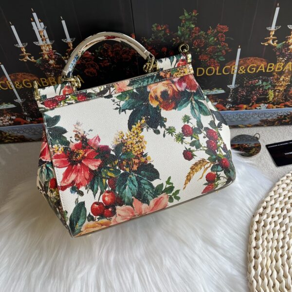Dolce & Gabban Leather Print. Can be carried by strap or as a bag. Every time it is presented, there are always endless surprises of luxury.-25cm